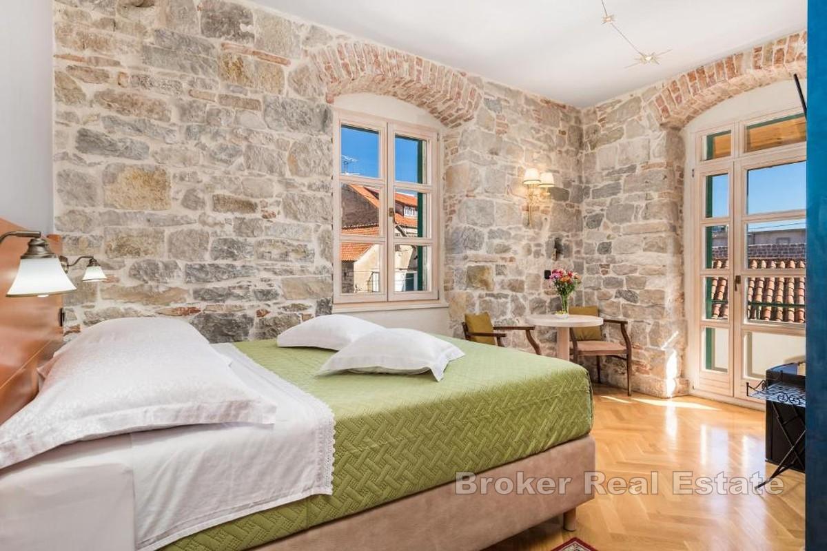 Эксклюзивное предложение в центре города — готовое жилье с 6 комнатами в престижном районе