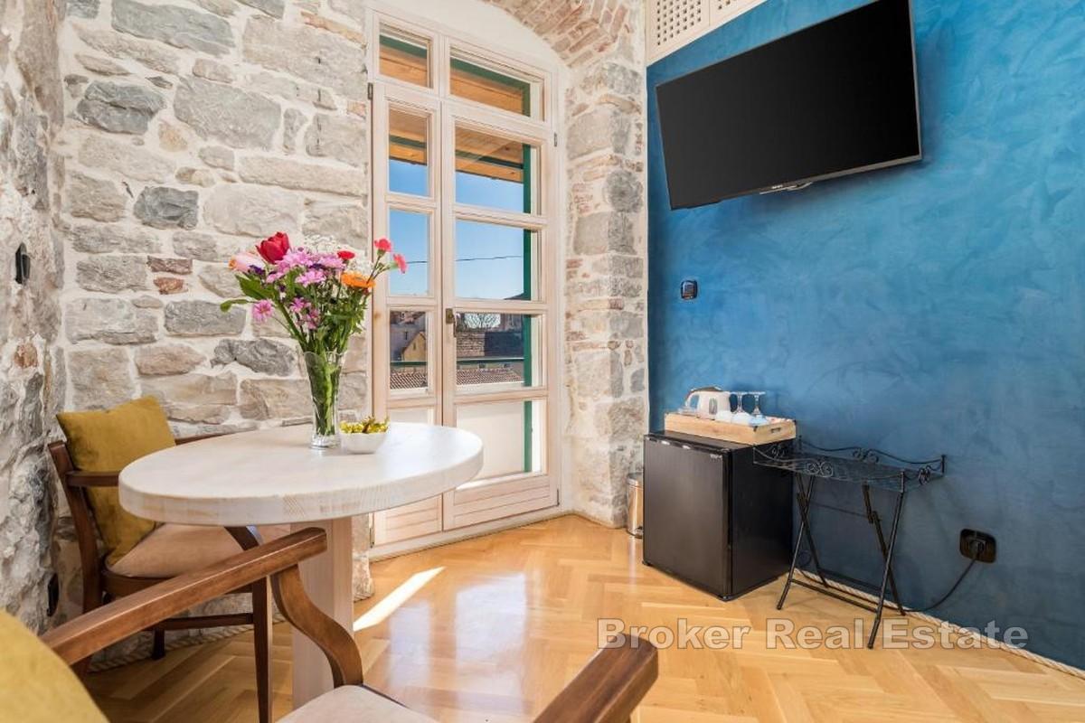 Ekskluzywna okazja w centrum miasta – Ugruntowany obiekt noclegowy z 6 pokojami w doskonałej lokalizacji