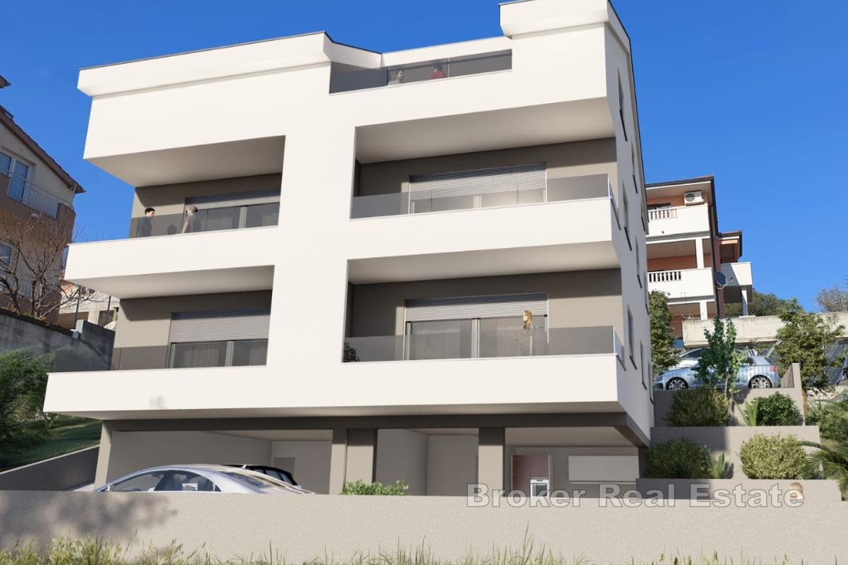 Izvanredan penthouse s prostranom terasom i pogledom na more