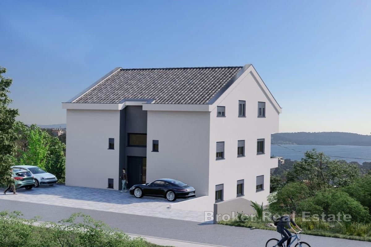 Izvanredan penthouse s prostranom terasom i pogledom na more