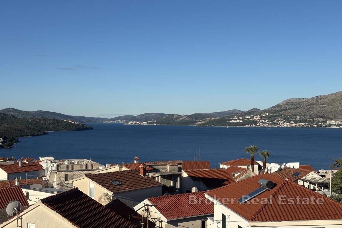 Moderno attico con due camere da letto e vista mare