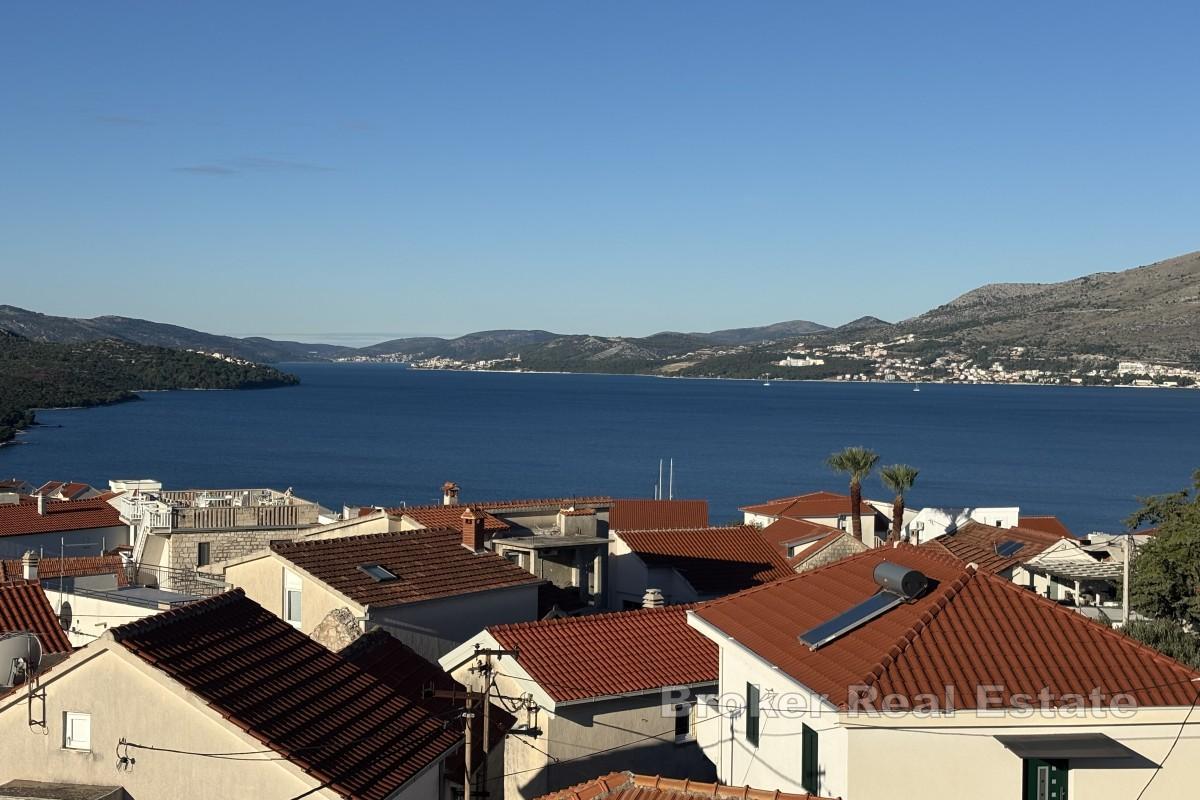 Appartement penthouse moderne de deux chambres avec vue sur mer