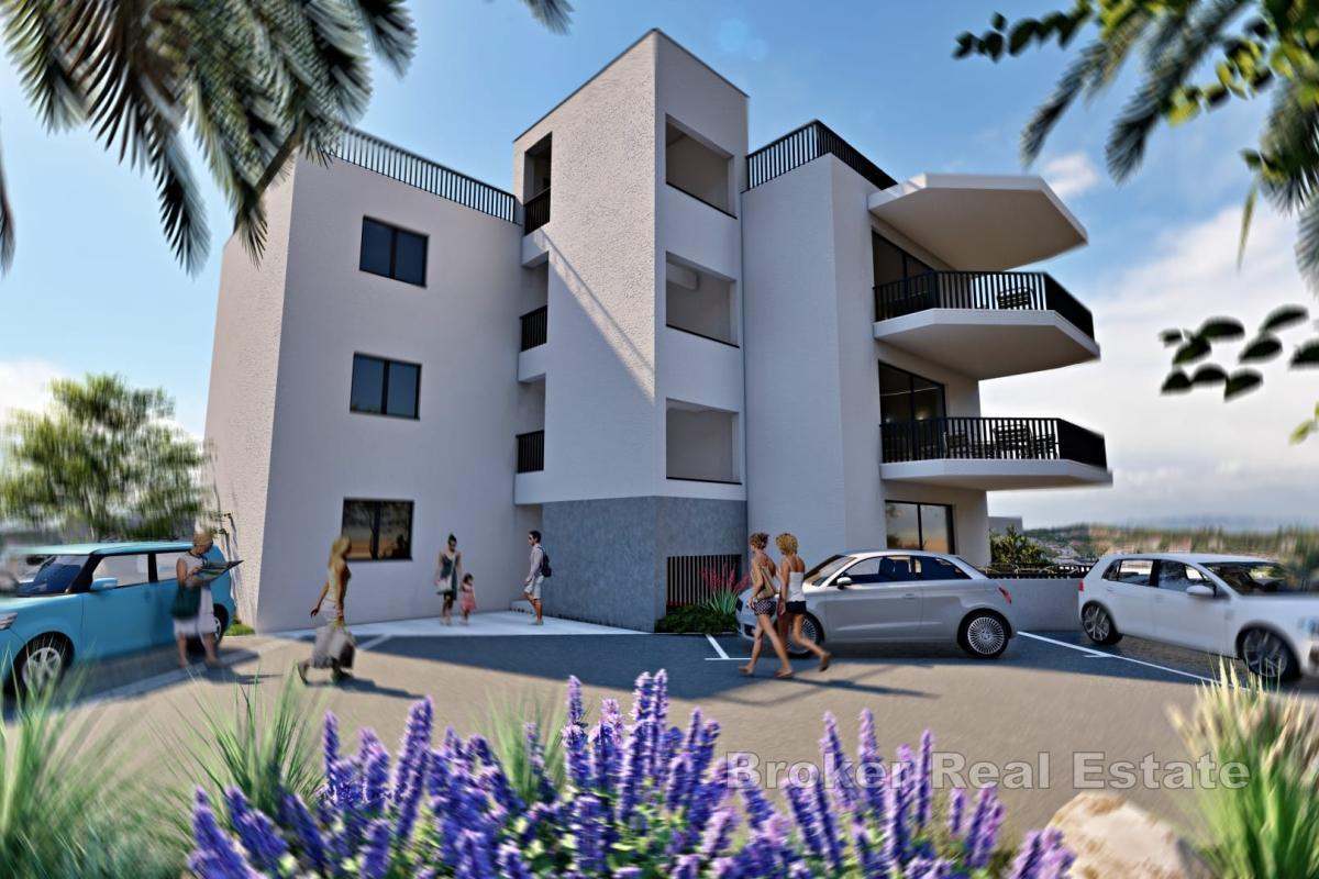 Dvosoban penthouse stan s krovnom terasom i pogledom na more