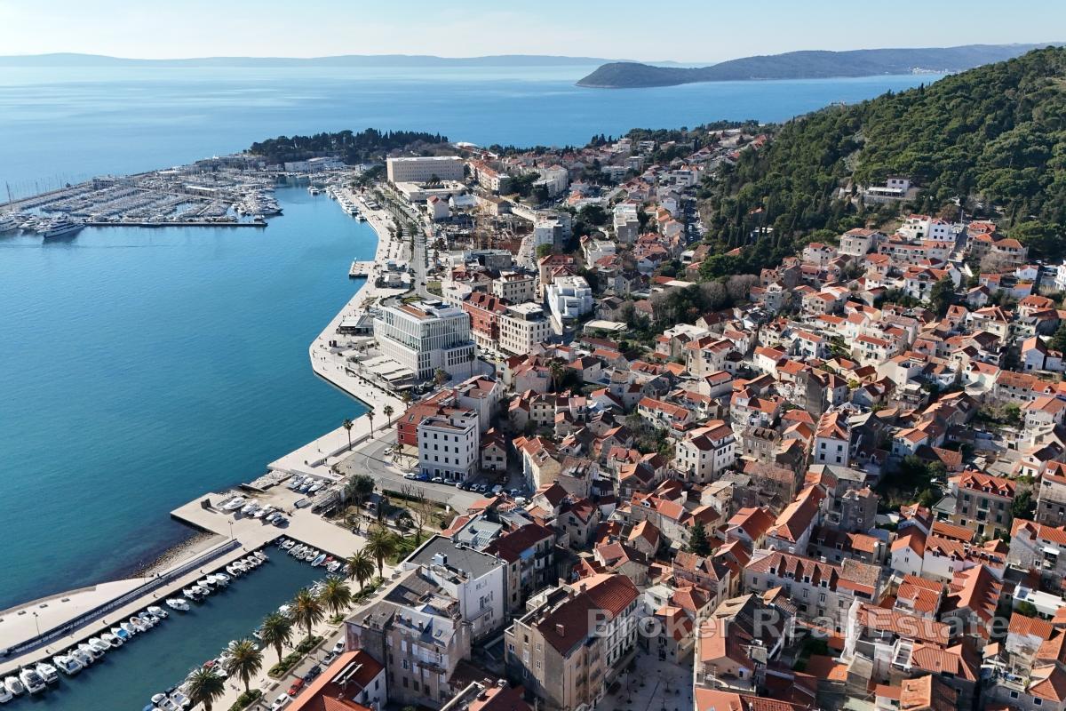 Romslig loftsleilighet i førsteklasses beliggenhet med havutsikt