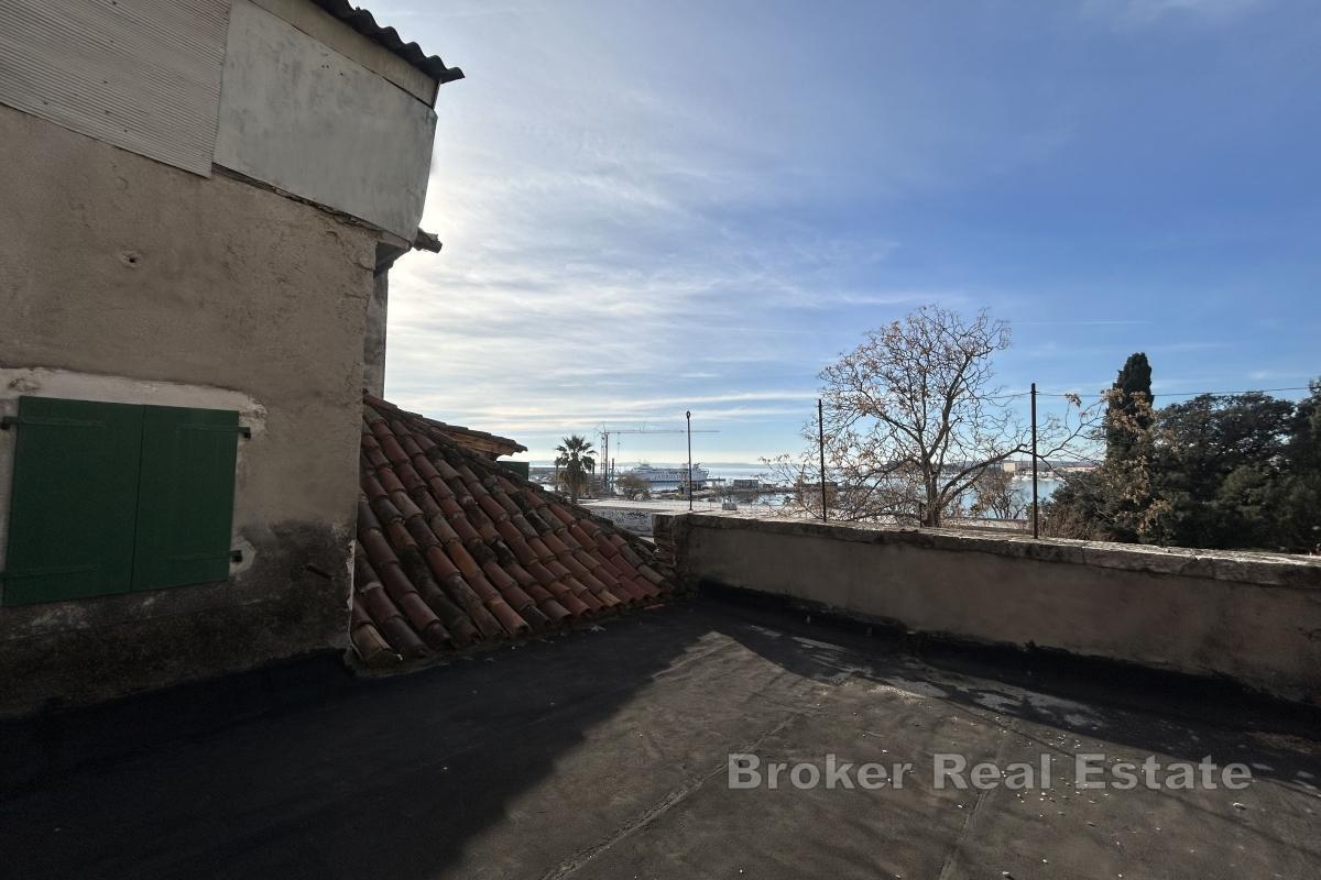 Romslig loftsleilighet i førsteklasses beliggenhet med havutsikt