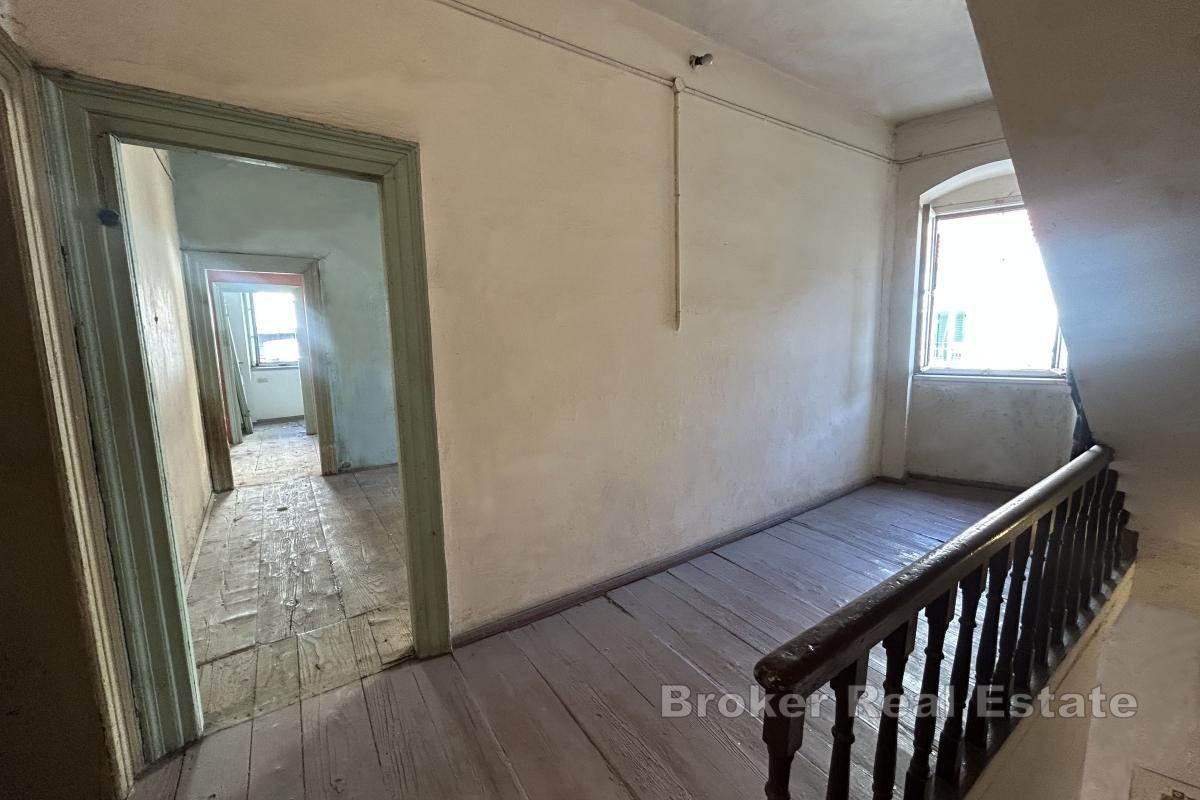 Romslig loftsleilighet i førsteklasses beliggenhet med havutsikt