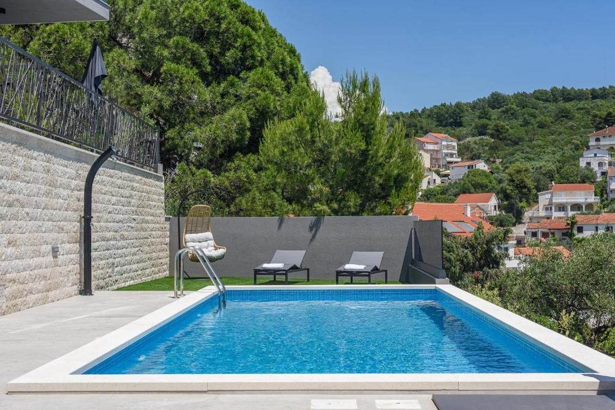 001-2035-331-Ciovo-Three-bedroom-penthouse-with-pool-in-the-first-row-to-the-sea-for-rent
