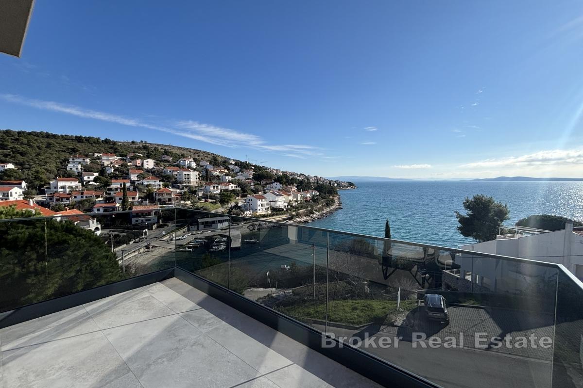 Moderno attico con tre camere da letto e piscina in prima fila sul mare