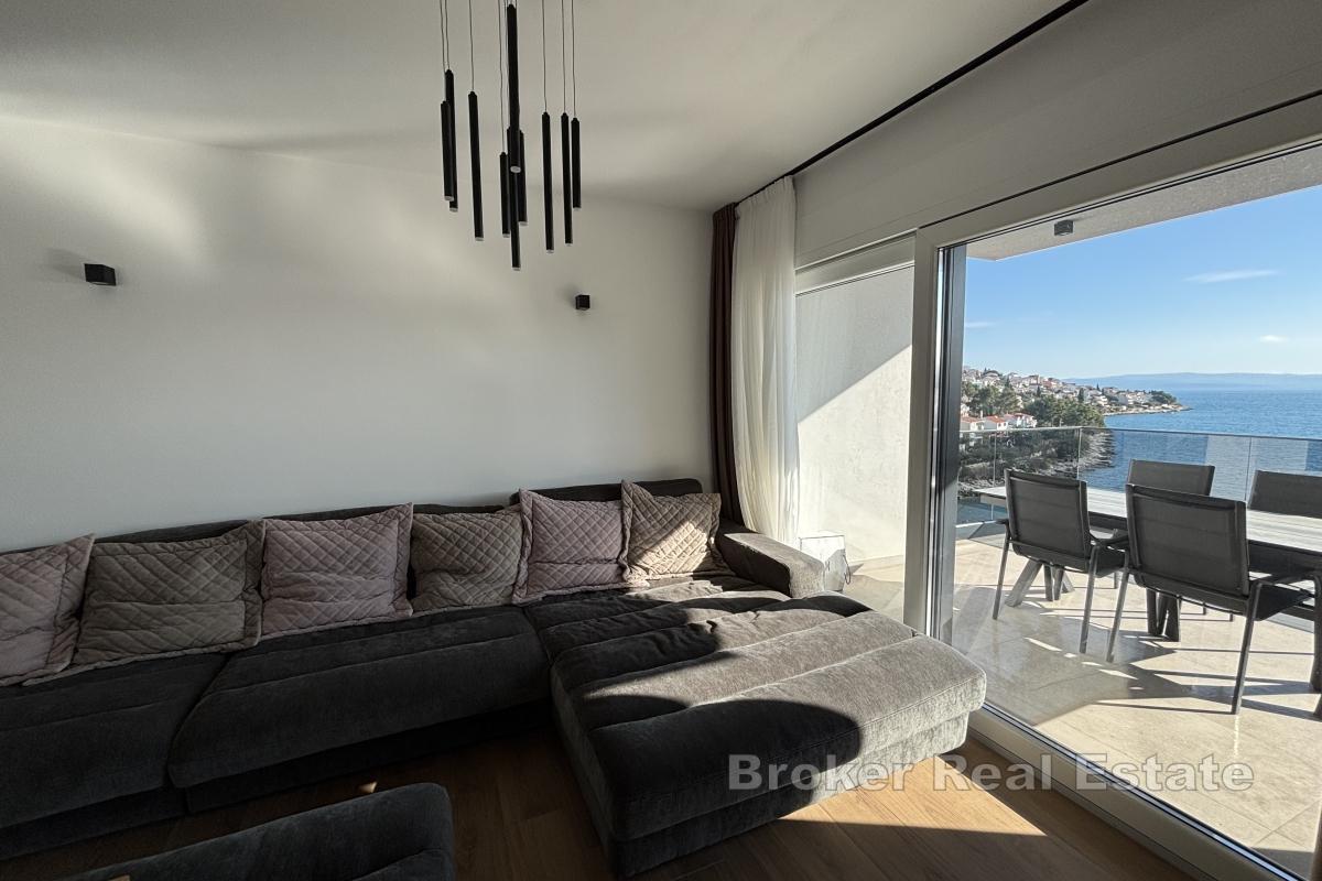 Moderno attico con tre camere da letto e piscina in prima fila sul mare