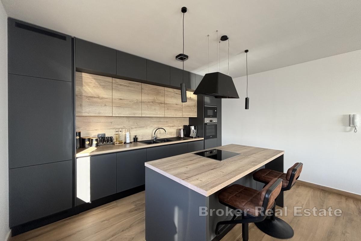 Moderno attico con tre camere da letto e piscina in prima fila sul mare