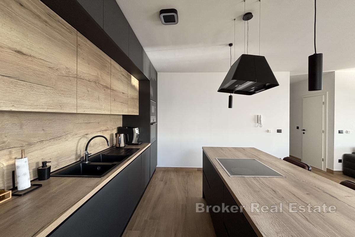 Moderno attico con tre camere da letto e piscina in prima fila sul mare