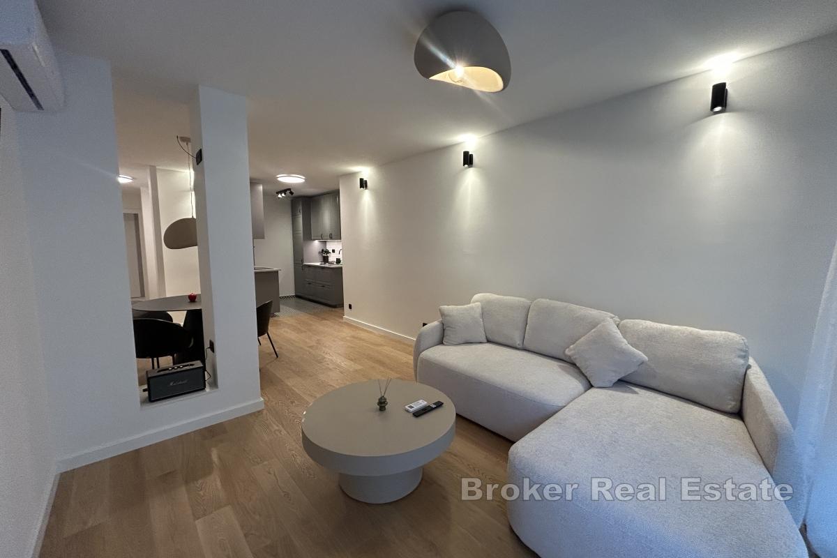 Modern, helt renoverad lägenhet med terrass och trädgård
