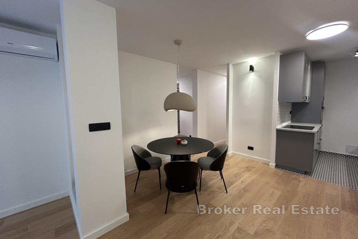 Modern, helt renoverad lägenhet med terrass och trädgård