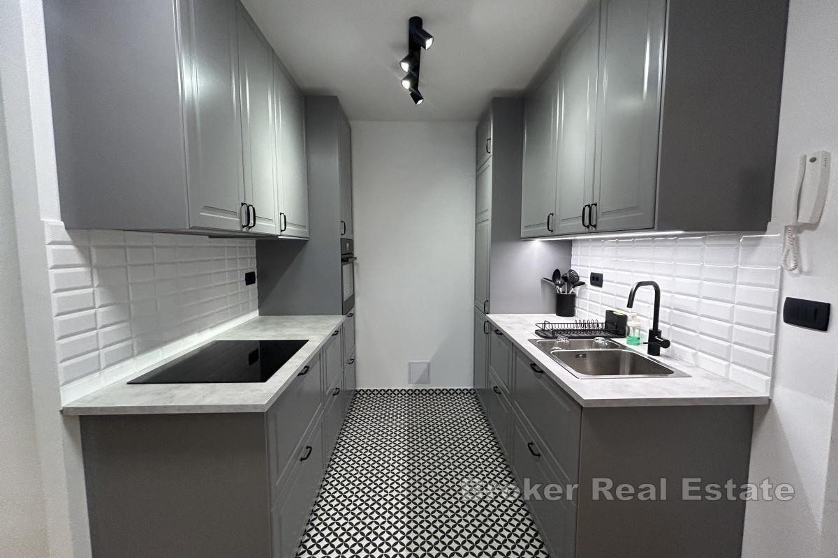 Modern, helt renoverad lägenhet med terrass och trädgård