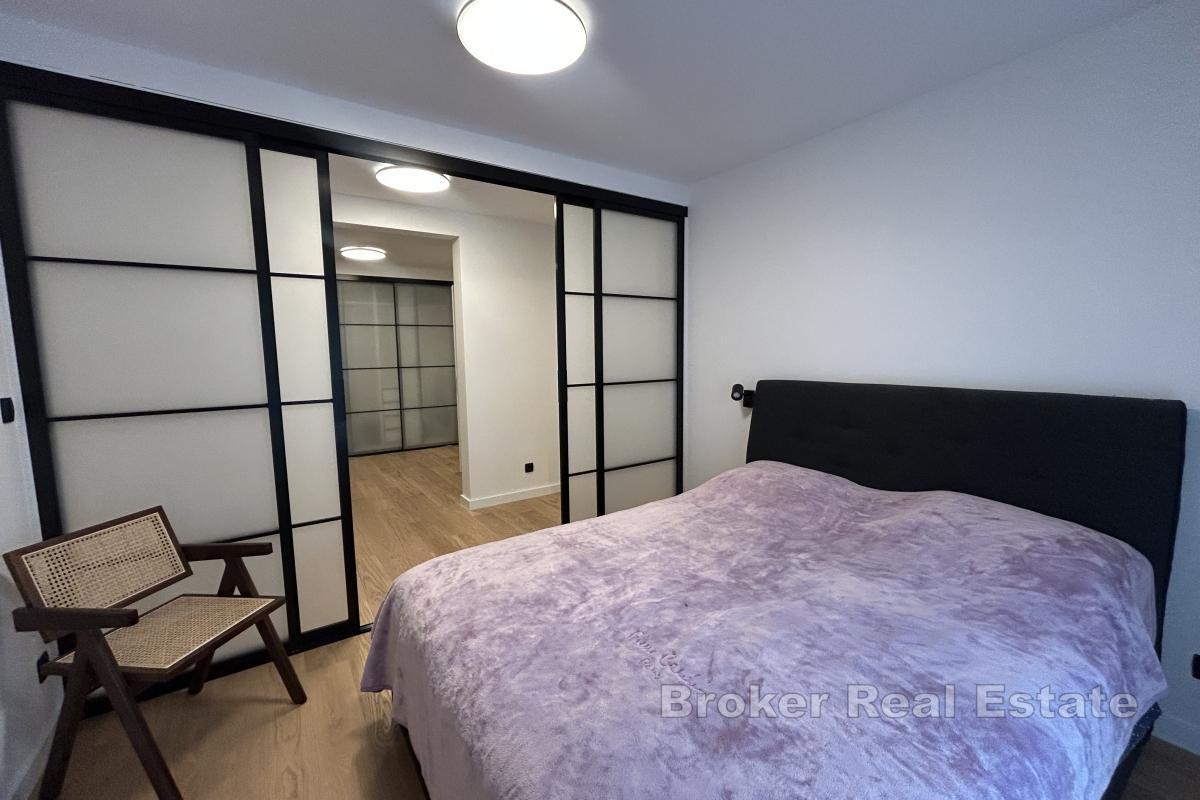 Modern, helt renoverad lägenhet med terrass och trädgård