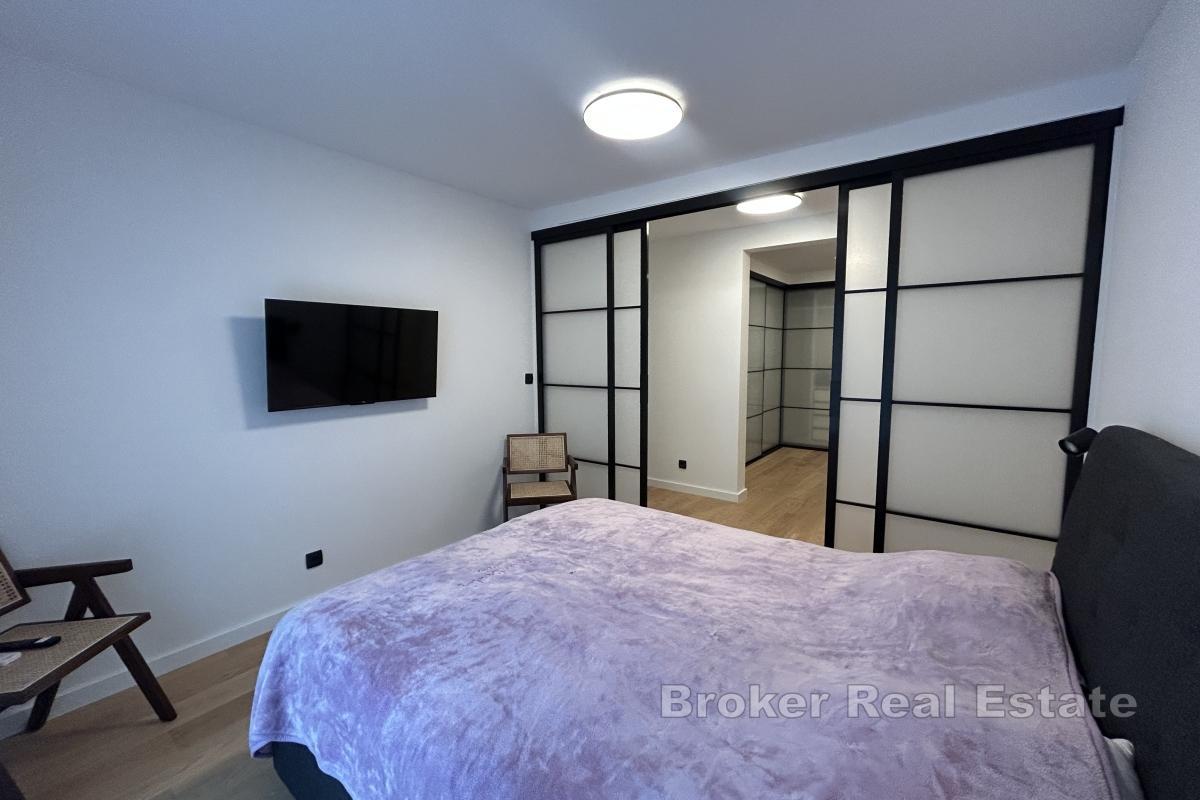Modern, helt renoverad lägenhet med terrass och trädgård