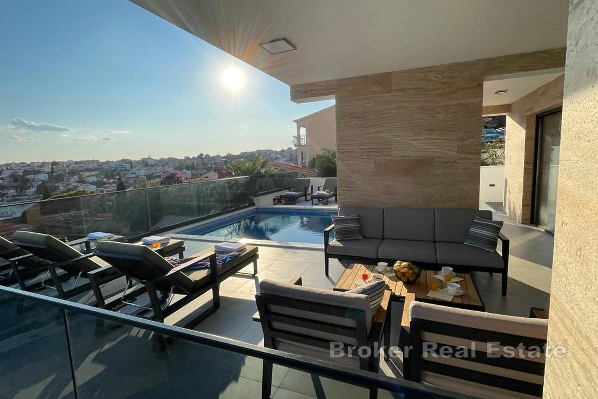 Lyxvilla med pool och havsutsikt