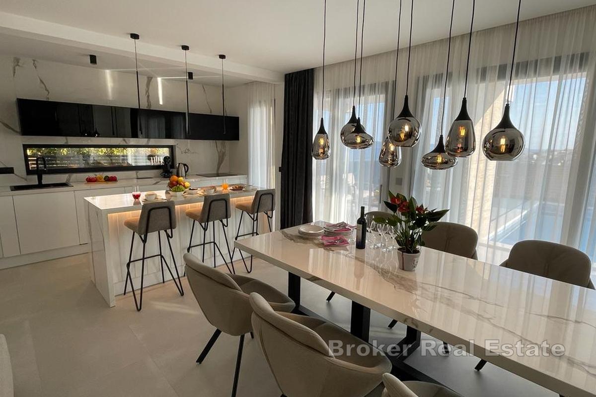 Lyxvilla med pool och havsutsikt