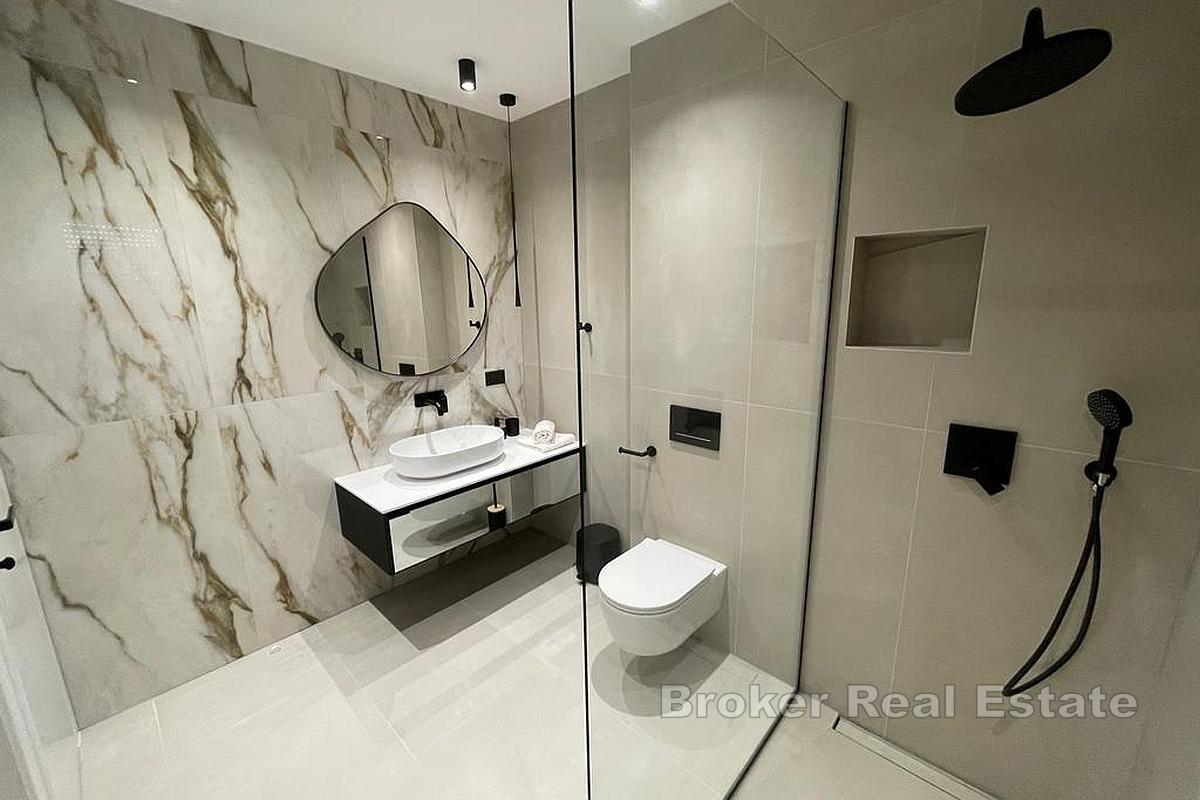 Luxusní vila s bazénem a výhledem na moře