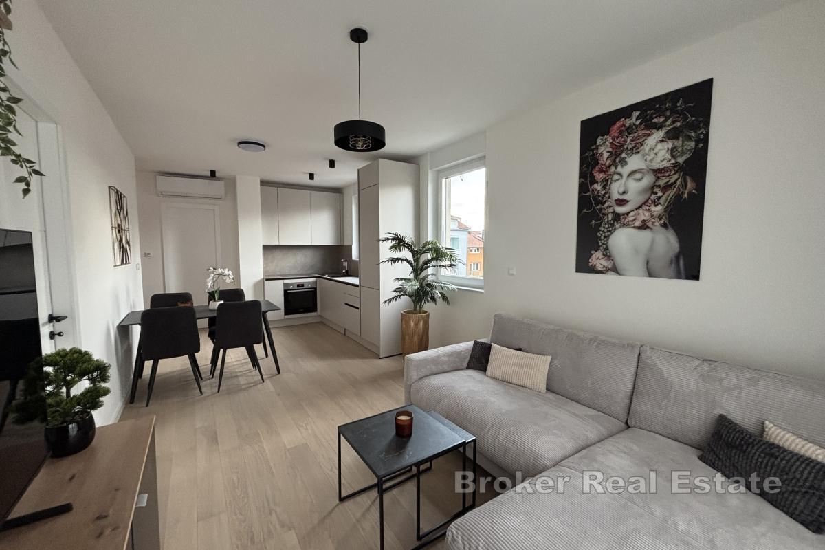 Nowoczesny apartament z miejscem parkingowym w nowym budynku (Pierwsze Wprowadzki)