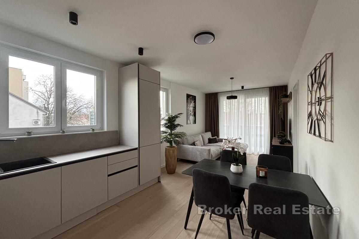 Nowoczesny apartament z miejscem parkingowym w nowym budynku (Pierwsze Wprowadzki)