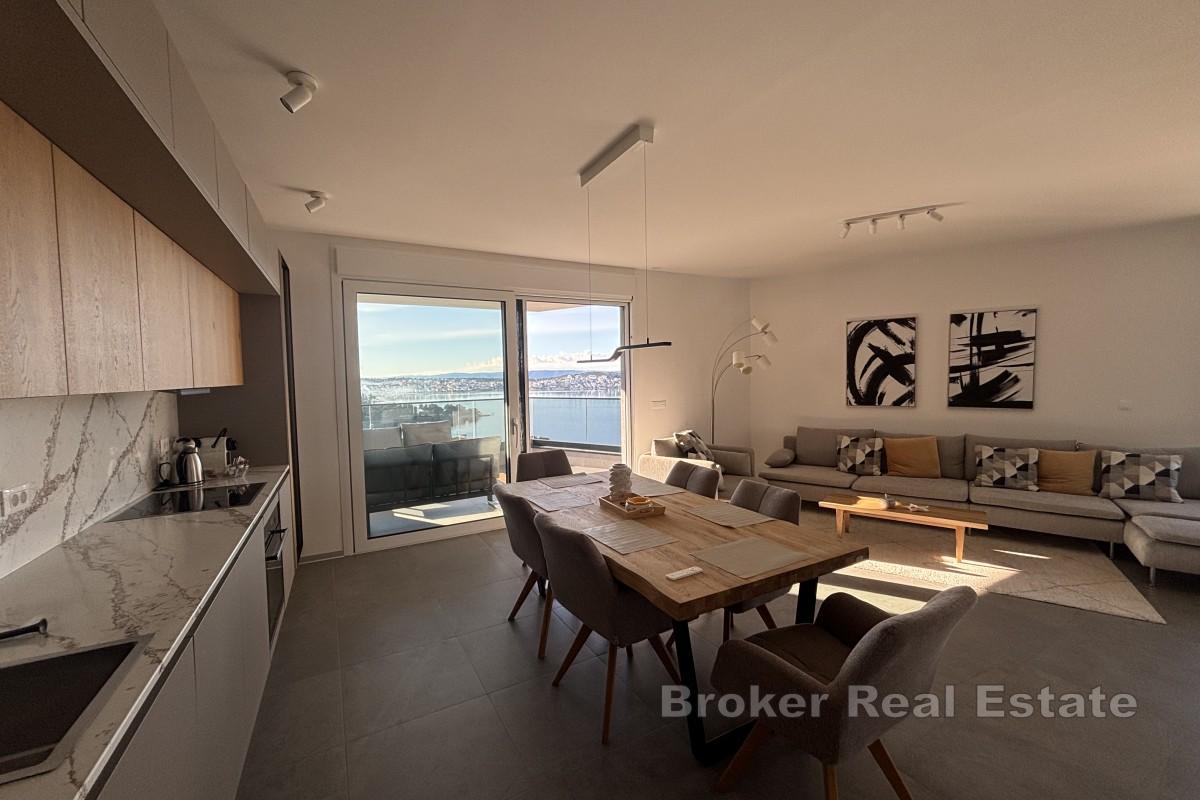 Moderní penthouse se střešní terasou a panoramatickým výhledem na moře