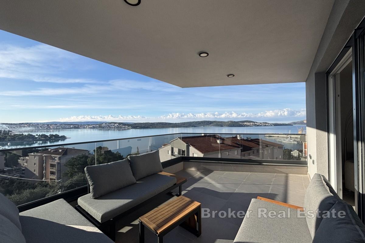 Penthouse moderne avec terrasse sur le toit et vue panoramique sur la mer