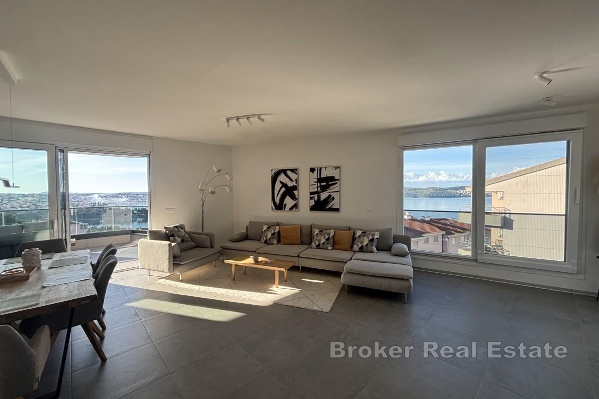 Penthouse moderne avec terrasse sur le toit et vue panoramique sur la mer