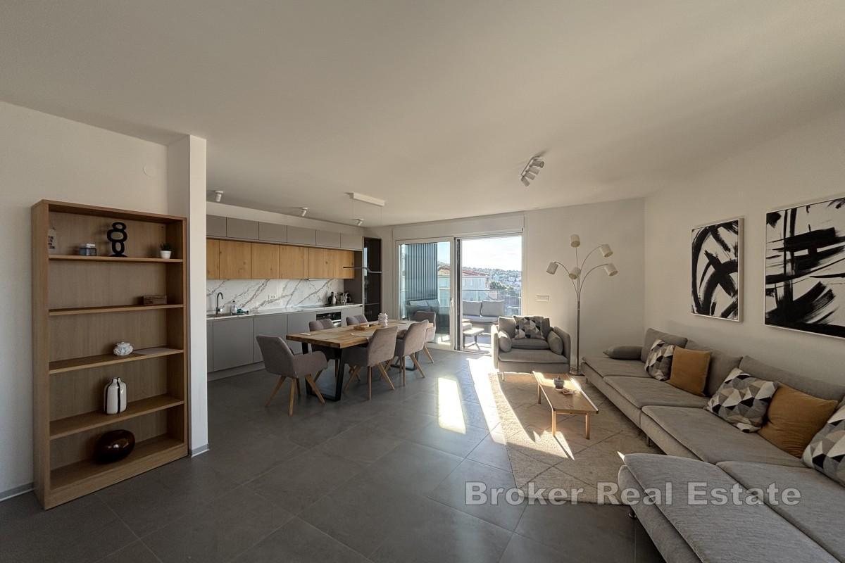 Nowoczesny penthouse z tarasem na dachu i panoramicznym widokiem na morze