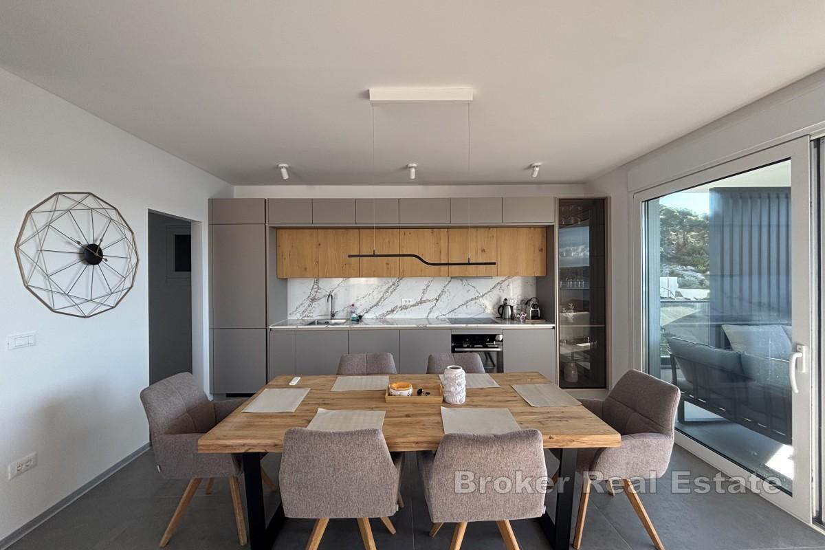 Penthouse moderne avec terrasse sur le toit et vue panoramique sur la mer