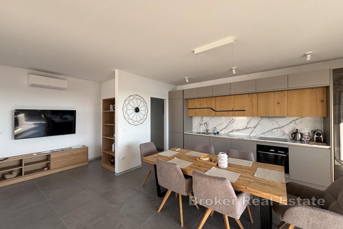 Moderne toppleilighet med takterrasse og panoramautsikt over havet