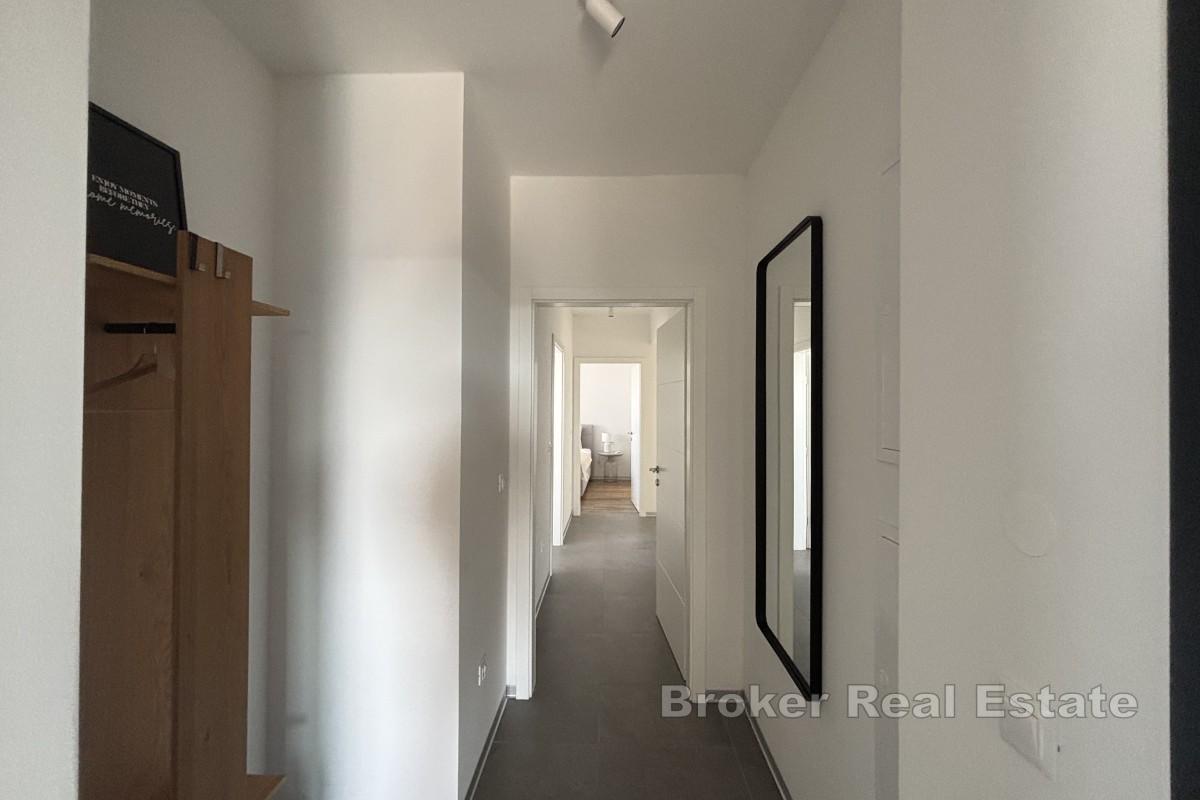 Penthouse moderne avec terrasse sur le toit et vue panoramique sur la mer