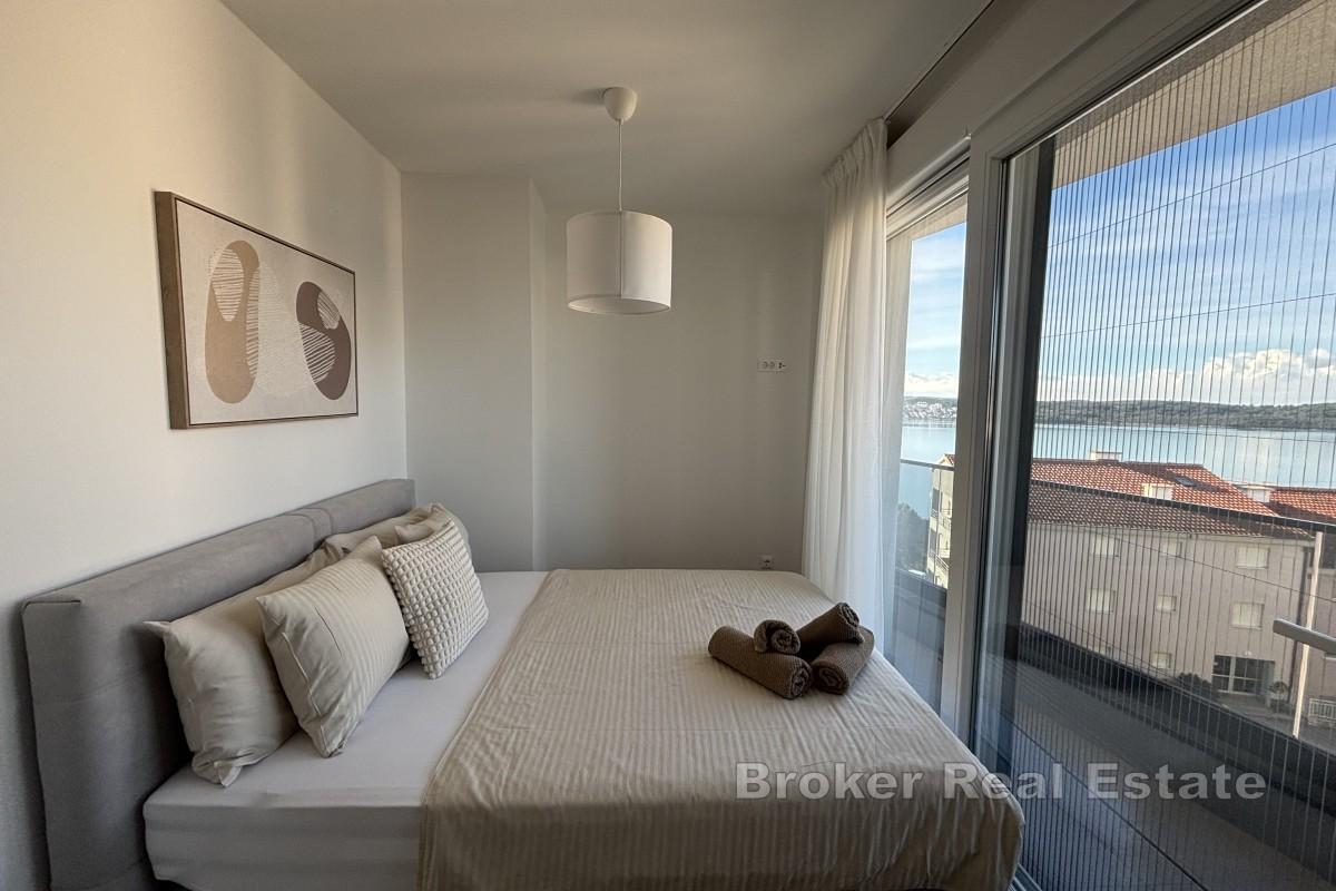 Modern takvåning med takterrass och panoramautsikt över havet