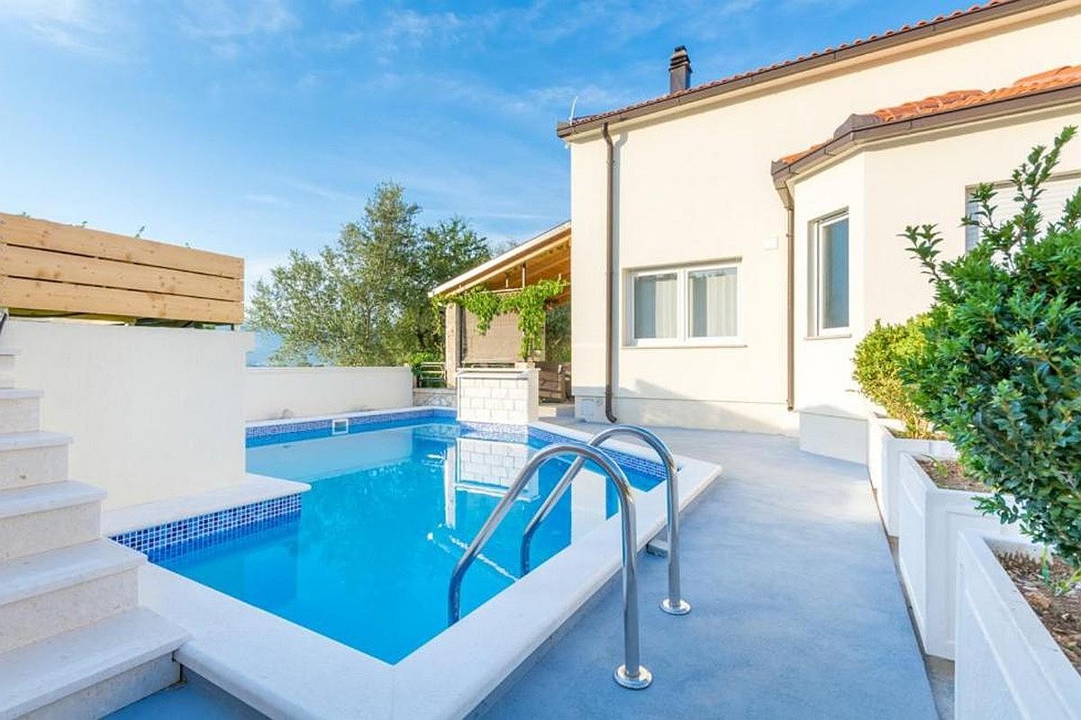 001-2035-346-Ciovo-modern-house-with-pool-by-the-sea-for-sale