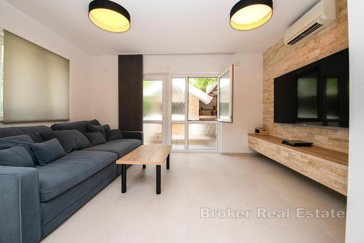 Moderne hus med basseng nær sjøen