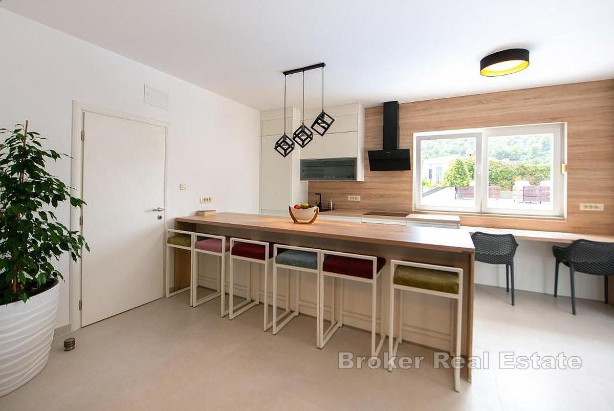 Moderne hus med basseng nær sjøen