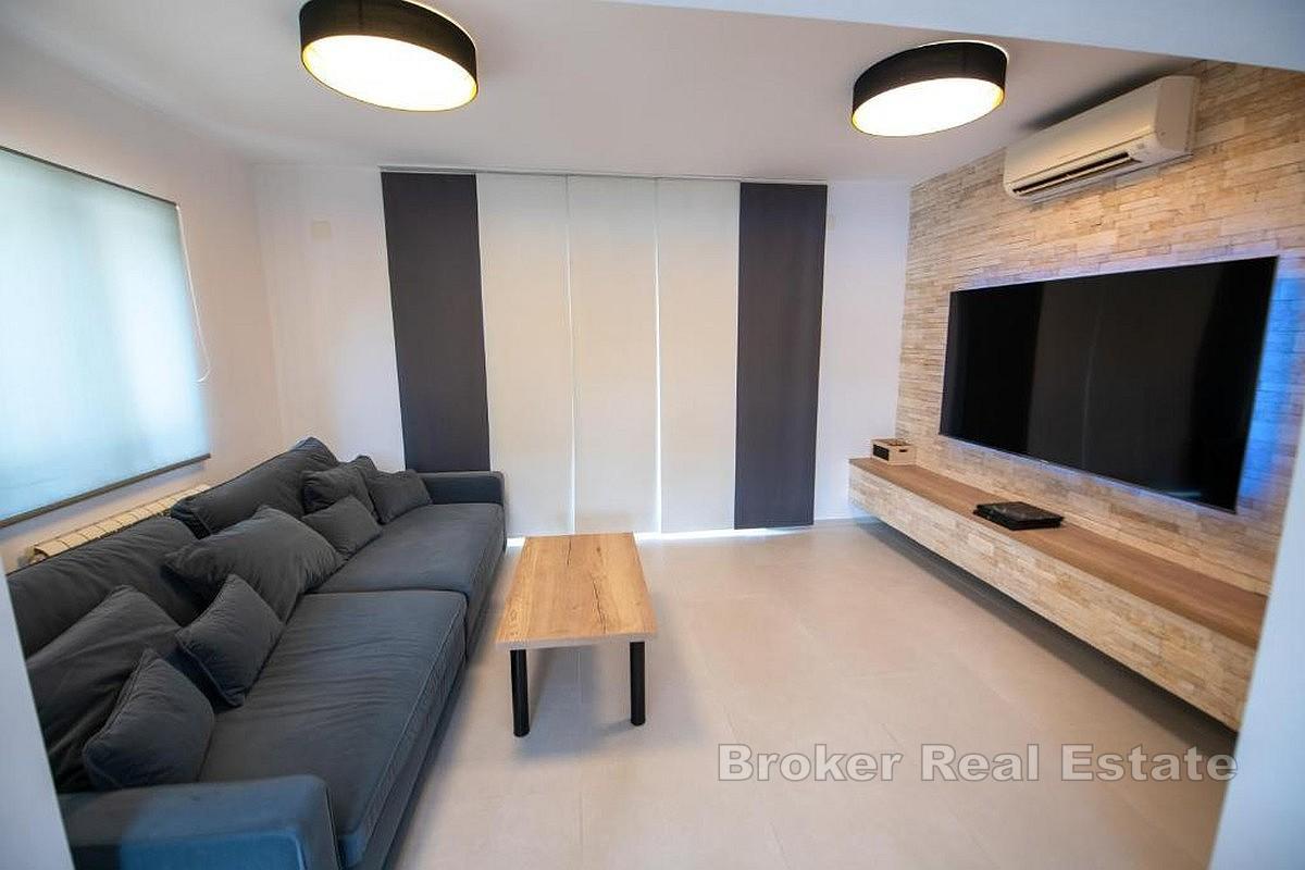 Современный дом с бассейном у моря