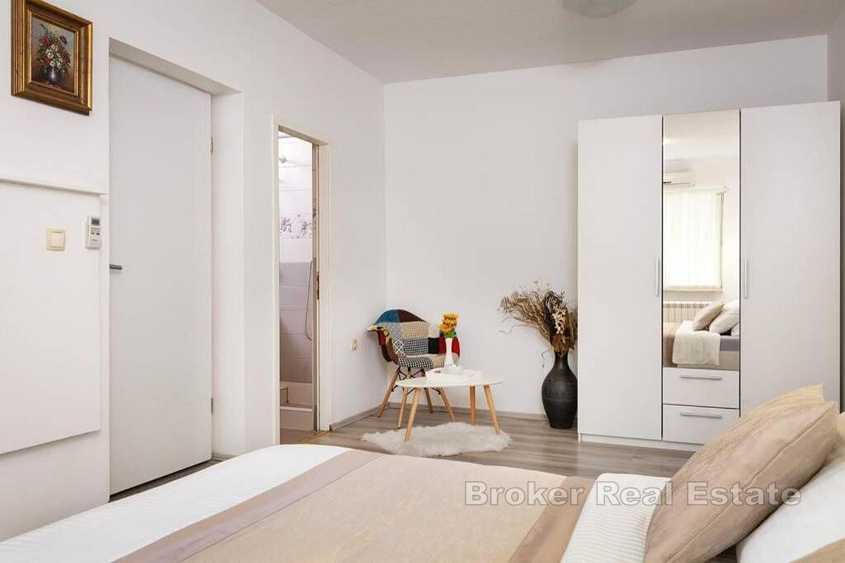 Moderne hus med basseng nær sjøen