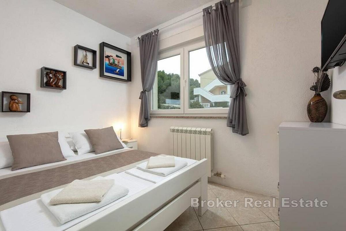 Современный дом с бассейном у моря