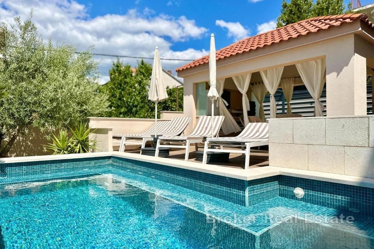 Moderne leilighetshus med havutsikt og svømmebasseng