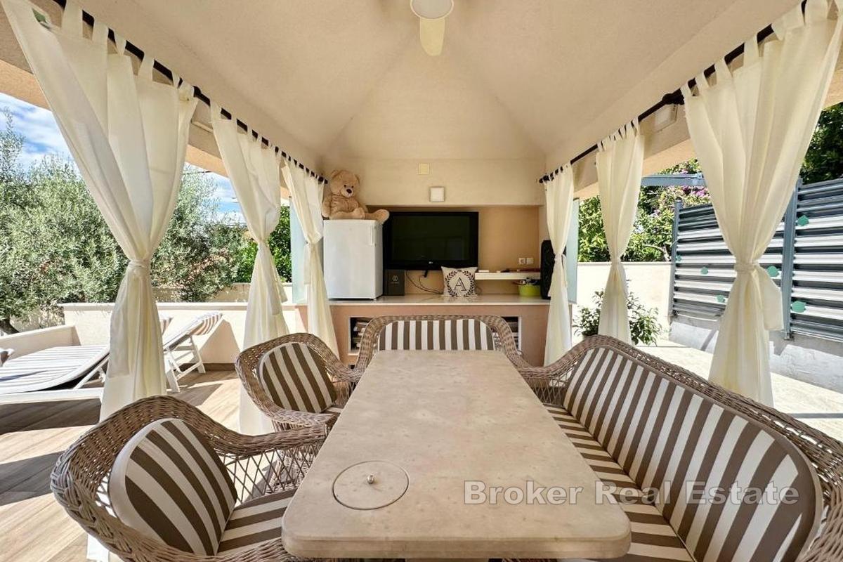 Nowoczesny apartamentowiec z widokiem na morze i basenem