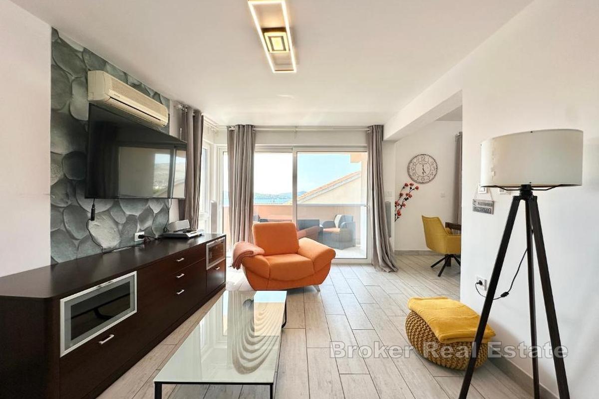 Modernes Apartmenthaus mit Meerblick und Pool