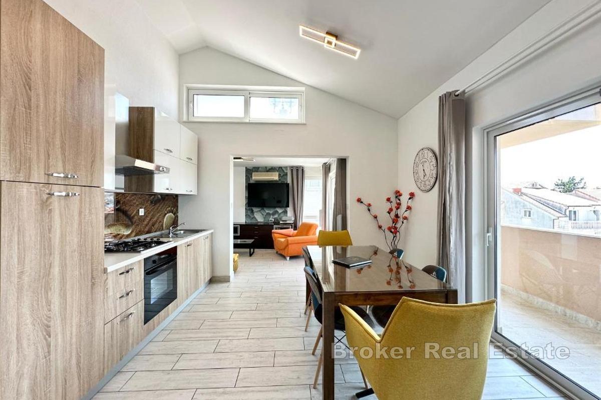 Moderní apartmánový dům s výhledem na moře a bazénem