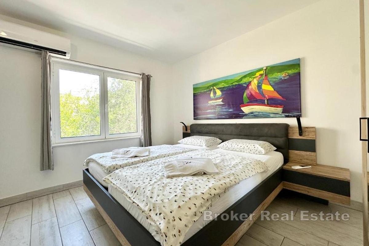 Moderní apartmánový dům s výhledem na moře a bazénem