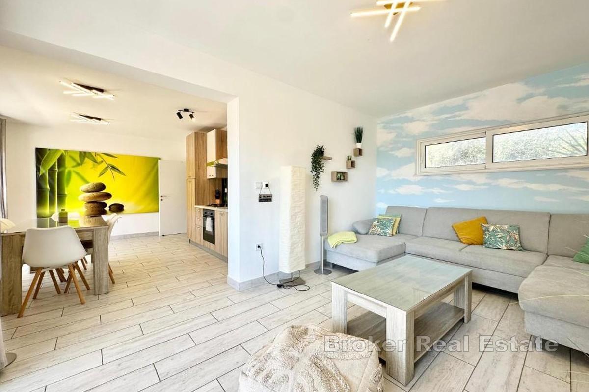 Moderne toroms leilighet med basseng