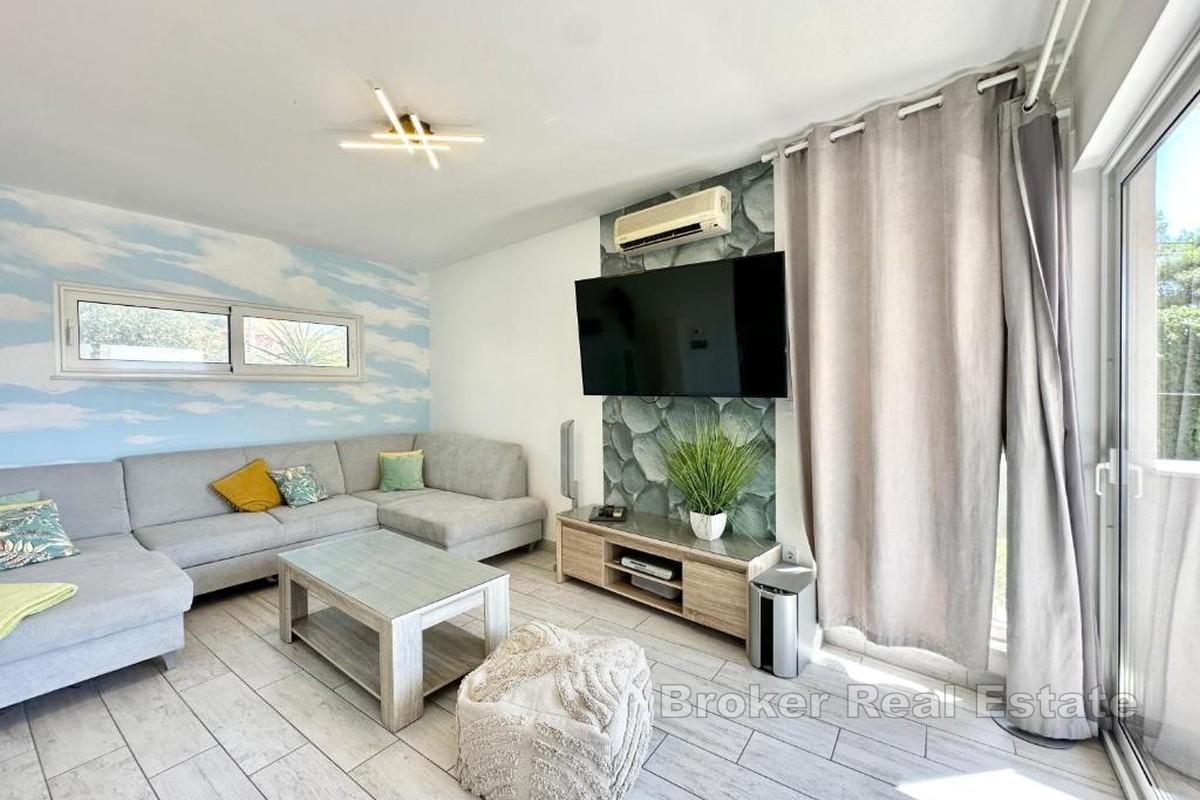 Nowoczesny apartament z dwiema sypialniami i basenem