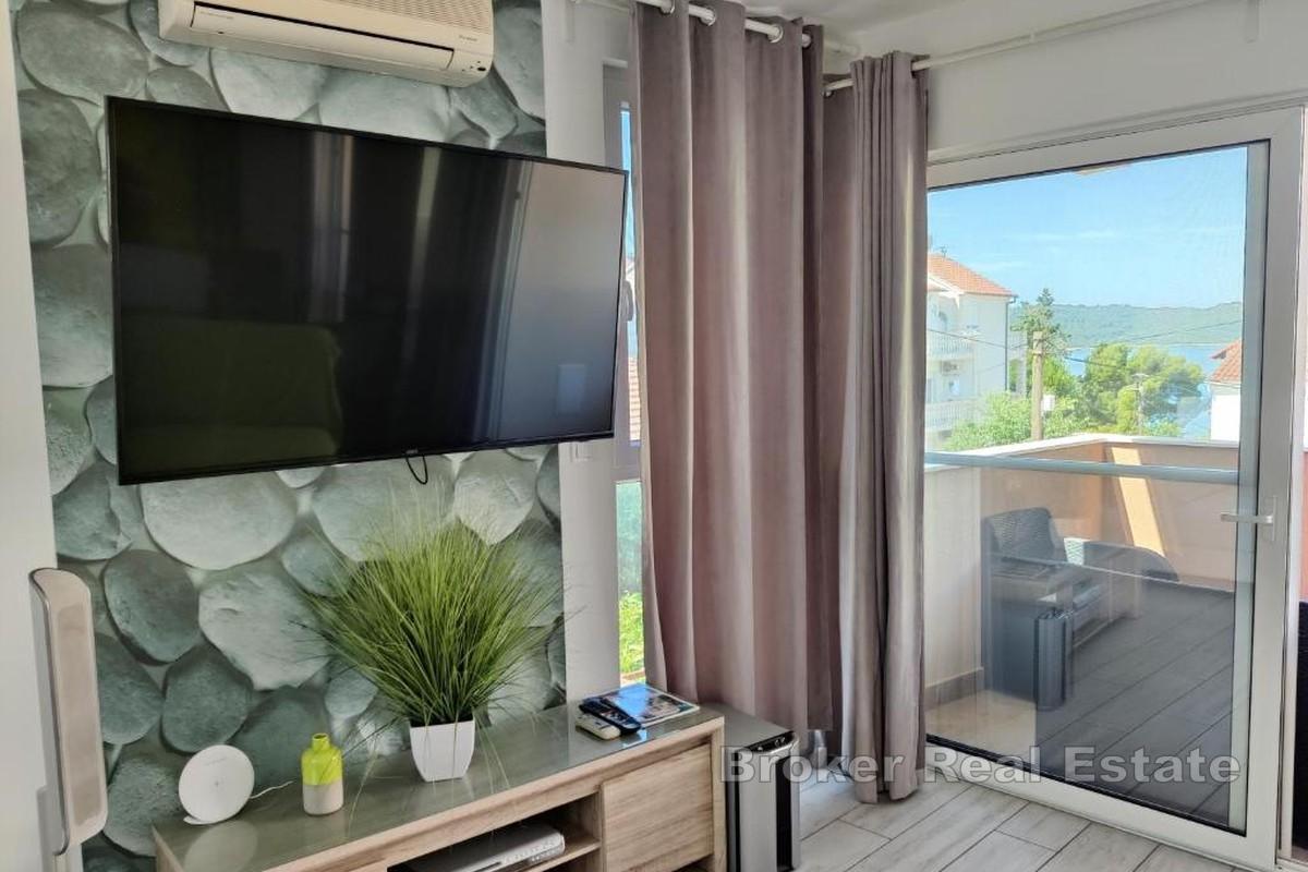 Moderne toroms leilighet med basseng