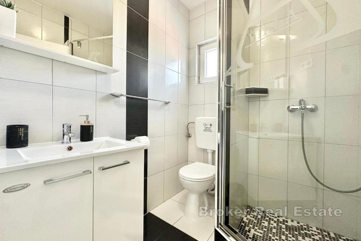 Moderne toroms leilighet med basseng