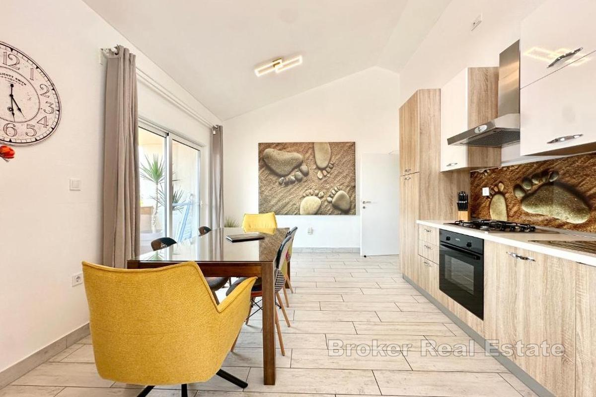 Moderní apartmán s bazénem a výhledem na moře