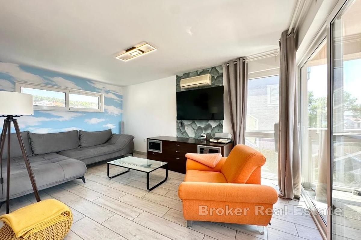 Modern lägenhet med pool och havsutsikt